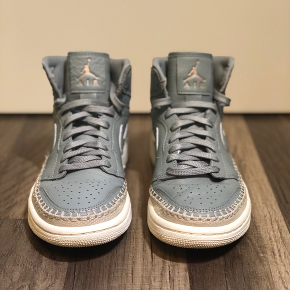 Nike Air Jordan 1 Retro High Sneaker, Womens 5.5 - Picture 2 of 7